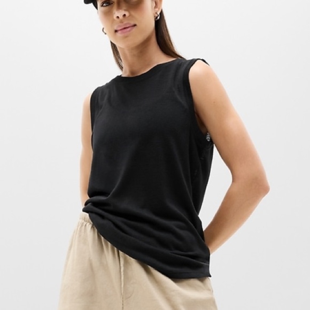 NWOT- ATHLETA Breezy Tank Lightweight with a linen-like texture in Black